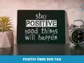 Guten Morgen Affirmationen: Ein Tablet mit der Aufschrift "stay POSITIVE good things will happen" neben einer Topfpflanze und einem Wecker.