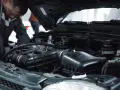Mechanik pracuje przy silniku, przygotowując się do odpowietrzenia sprzęgła 1.9 TDI.