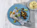 Gegrillter Karpfenkopf mit karamellisierten Nüssen und Rosmarin-Polenta. Was isst man zu Karpfen? Hier eine köstliche Variante!