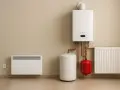 Nowoczesny system ogrzewania elektrycznego: kocioł, zasobnik, grzejnik i panel.