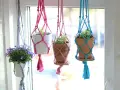 Kwietnik na ścianę DIY: Makrama, drewno, loft krok po kroku