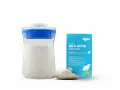 Kefirko Bio Milch Kefir Körner für gesunden Kefir. Ein Glas mit Kefir und eine Packung mit Kefir-Körnern.