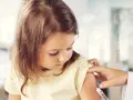 Mała dziewczynka otrzymuje szczepienie. To ważny element kalendarza szczepień 6w1, chroniący przed wieloma chorobami.