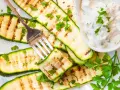 Calabacín a la plancha con un toque de perejil fresco, servido con una cremosa salsa de yogur. ¡Un plato ligero y delicioso!