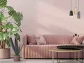 Divano rosa antico e tortora, piante verdi e lampade moderne creano un'atmosfera accogliente.