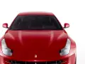 Czerwone Ferrari FF z przodu, z widocznymi reflektorami i grillem.