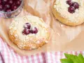 Szybkie drożdżówki z kruszonką i wiśniami, idealne na deser.