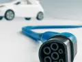 Jakie napięcie w samochodzie elektrycznym wpływa na czas ładowania?