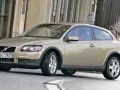 Złoty Volvo C30 z polskimi tablicami rejestracyjnymi WN 70829 jedzie po miejskiej ulicy.