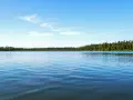 Spokojne, błękitne wody jeziora, otoczone gęstym lasem. To największe jezioro w Polsce, idealne miejsce na relaks.