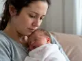 Zmartwiona matka tuli śpiące dziecko. Czy to powtarzanie tego samego choroba, czy tylko zmęczenie?