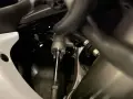 Precyzyjny amortyzator skrętu motocykl, kluczowy element dla stabilności i pewności prowadzenia na zakrętach.