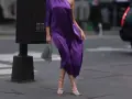 Elegancka fioletowa sukienka i srebrne sandałki na obcasie. Idealne buty do fioletowej sukienki na wieczór.