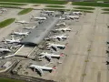 Lotnisko Heathrow tętni życiem, z wieloma samolotami British Airways czekającymi na pasażerów.