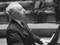 Artur Rubinstein, mistrz fortepianu, w skupieniu grający. Ciekawostki o jego życiu i karierze są fascynujące.