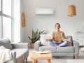 Donna medita in un soggiorno confortevole, con un condizionatore d'aria inverter che garantisce un clima ideale per il relax.
