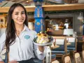 Kelnerka serwuje deser w restauracji w Bukowinie Tatrzańskiej z muzyką na żywo.
