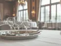 Ile zarabia kelner na weselu? Zaskakujące fakty o wynagrodzeniu