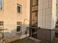 Nowoczesna elewacja bloku z nową windą zewnętrzną. Dowiedz się, ile kosztuje wymiana windy w bloku.