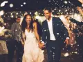 Un couple rayonnant traverse une pluie de pétales, une animation surprise mariage parfaite pour célébrer leur amour.