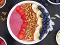 En färgglad acai bowl med jordgubbar, banan, blåbär och granola. Perfekt för en hälsosam frukost eller mellanmål.