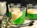 Zwei Schichten Wackelpudding, grün und gelb, in Gläsern. Perfekt, um Wackelpudding selber machen zu lernen und zu genießen.