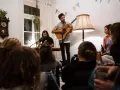 Gemütliches souly konzert berlin. Zwei Musiker spielen Gitarre und Keyboard, während das Publikum zuhört.
