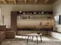 Soggiorno moderno con divano marrone, tavolini e libreria a parete. Le pareti in **colori neutri per pareti** creano un'atmosfera rilassante.