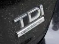 Emblemat TDI Quattro na zakurzonym czarnym lakierze. Zastanawiasz się, audi q5 2.0 tdi ile oleju?