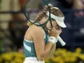 Tenisistka po przegranym punkcie na korcie w Dubaju, marząc o zwycięstwie w turnieju tenis dubaj 2025.