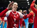 Radosna zawodniczka w koszulce z numerem 8 świętuje sukces w finale piłki ręcznej.