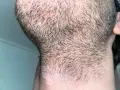 Barba incipiente y cuello con vello corto. Para una piel suave, es bueno afeitarse todos los días.