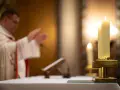 Ksiądz w kościele błogosławi wiernych. Czy poniedziałek wielkanocny to święto nakazane? Tak, tego dnia msza jest obowiązkowa.
