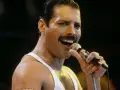 Freddie Mercury śpiewa do mikrofonu, w białej podkoszulce. Wiele osób wspomina go, kiedy zmarł Freddie Mercury.