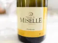 Butelka wina Domaine de Miselle, z wyraźnym napisem "Chardonnay". Idealne na letnie wieczory.