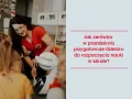 Nauczycielka z zerówki pokazuje dzieciom robota. Zerówka przygotowuje do szkoły.