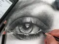 Un œil réaliste prend vie sous le crayon. Le dessin d'un œil, avec ses cils détaillés et son iris profond, est en cours de création.