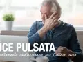 Uomo anziano si strofina gli occhi, forse a causa di effetti collaterali luce pulsata occhi. La luce pulsata è un trattamento rivoluzionario per l'occhio secco.