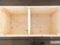 Holzkiste mit zwei Fächern, bereit zum wurmkiste selber bauen.