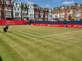 Jugadores preparan la cancha de césped para el torneo de Queen's Club.