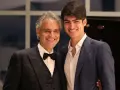 Andrea Bocelli młody i jego syn Matteo, obaj uśmiechnięci, w eleganckich strojach.