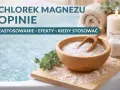 Chlorek magnezu w misie, obok świecy i ręcznika. Woda w wannie tworzy relaksującą atmosferę.