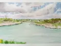 Aquarelle d'un paysage avec une rivière, des arbres verts et un ciel nuageux.