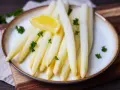 Gekochter weißer Spargel mit Zitrone und Petersilie. Spargel kochen wie lange? Perfekt gegart, zart und köstlich.