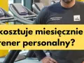 Mężczyzna w koszulce z napisem "TRENER PERSONALNY" stoi na tle bieżni. Żółty prostokąt z tekstem: "Ile kosztuje miesięcznie trener personalny?".
