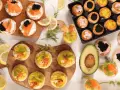 Leckeres Party-Essen: Canapés mit Lachs, Kaviar, Garnelen und Avocado. Ein Fest für die Sinne!