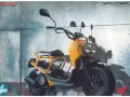 Pomarańczowy Honda Zoomer z podwójnymi reflektorami i charakterystyczną ramą, gotowy do miejskich przygód.