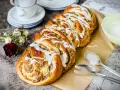 Ein köstlicher Nusszopf, frisch gebacken und mit Zuckerguss verziert. Dieses Nusszopf Rezept ist ein Genuss!
