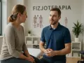 Fizjoterapeuta w gabinecie rozmawia z pacjentką.