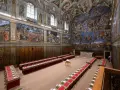 Wnętrze Kaplicy Sykstyńskiej z freskami Michała Anioła, przygotowane do ważnego spotkania. Bilety do tego miejsca są marzeniem wielu turystów.